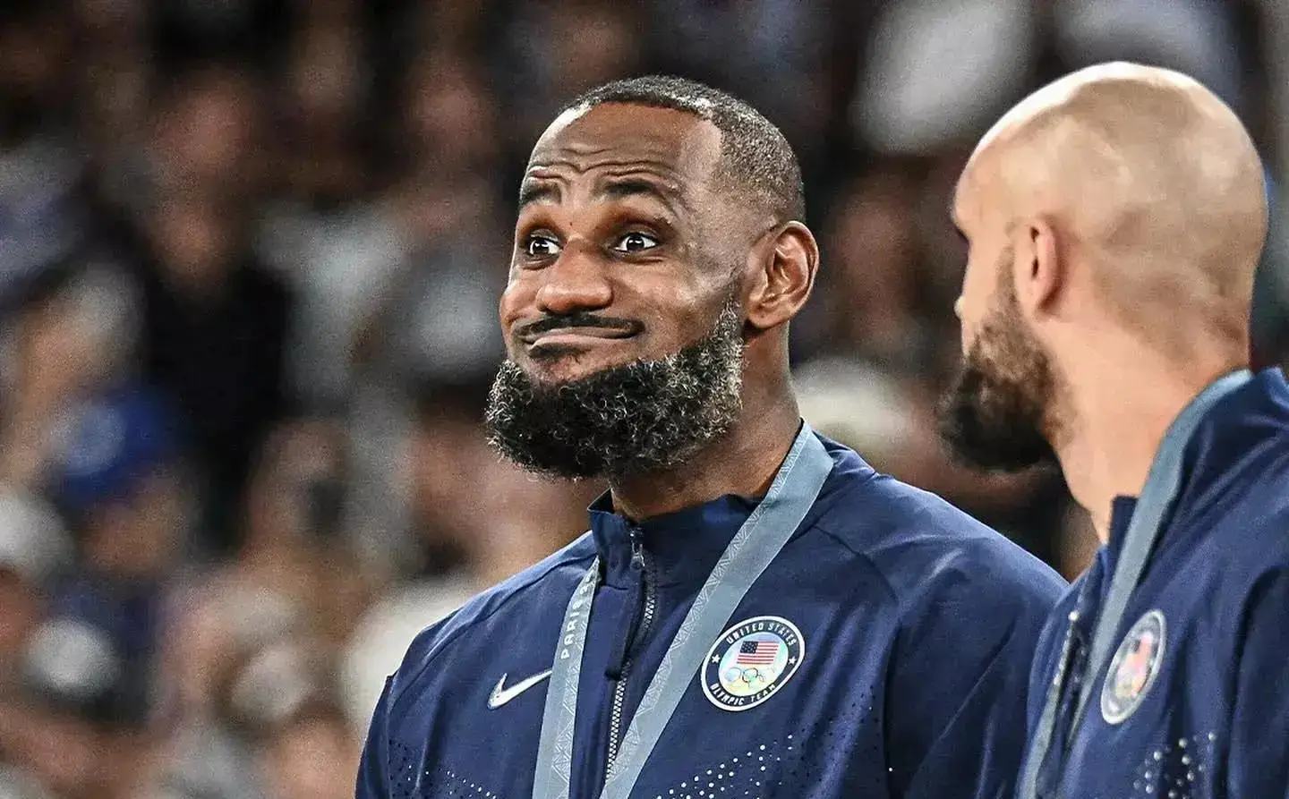 KAIYUN-詹姆斯回归赛场，势不可挡首场状态亮眼，中国队观众沸腾！的简单介绍